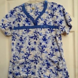 Wonderflex scrub top in multi abstract pattern. Size M